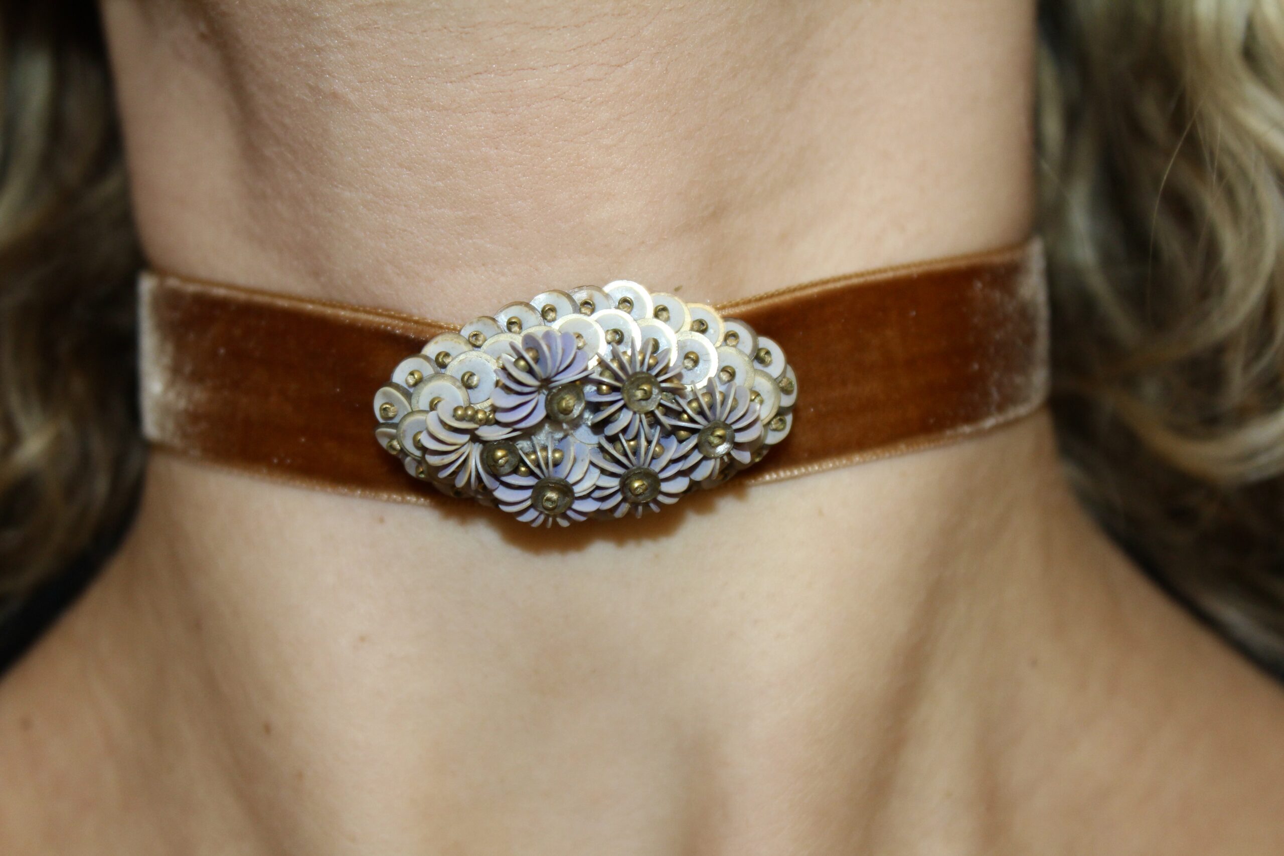 Gargantilla con broche Victoria Eugenia vintage  - mostaza