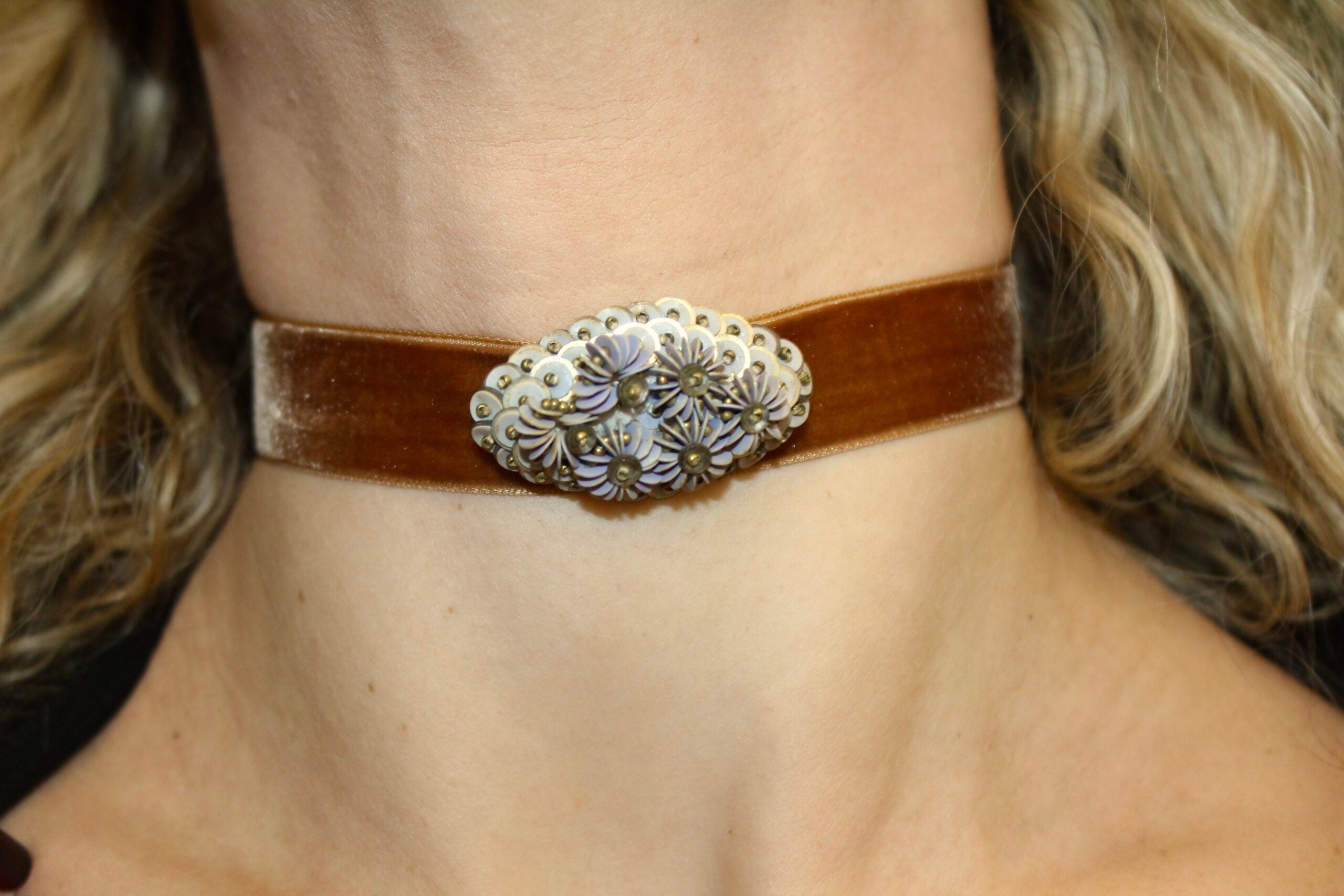 Gargantilla con broche Victoria Eugenia vintage  - mostaza