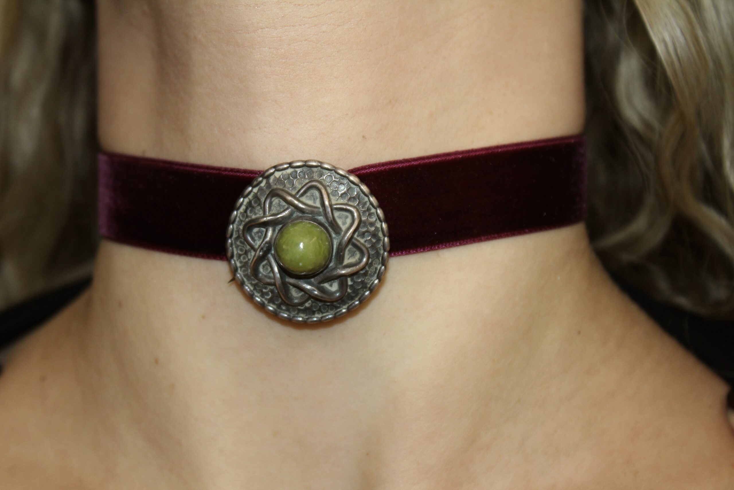 Gargantilla con broche Olivia vintage  - Magenta