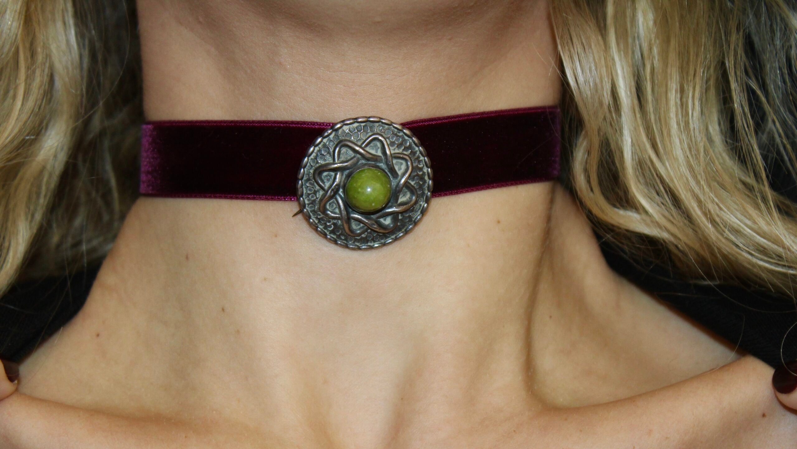 Gargantilla con broche Olivia vintage  - Magenta