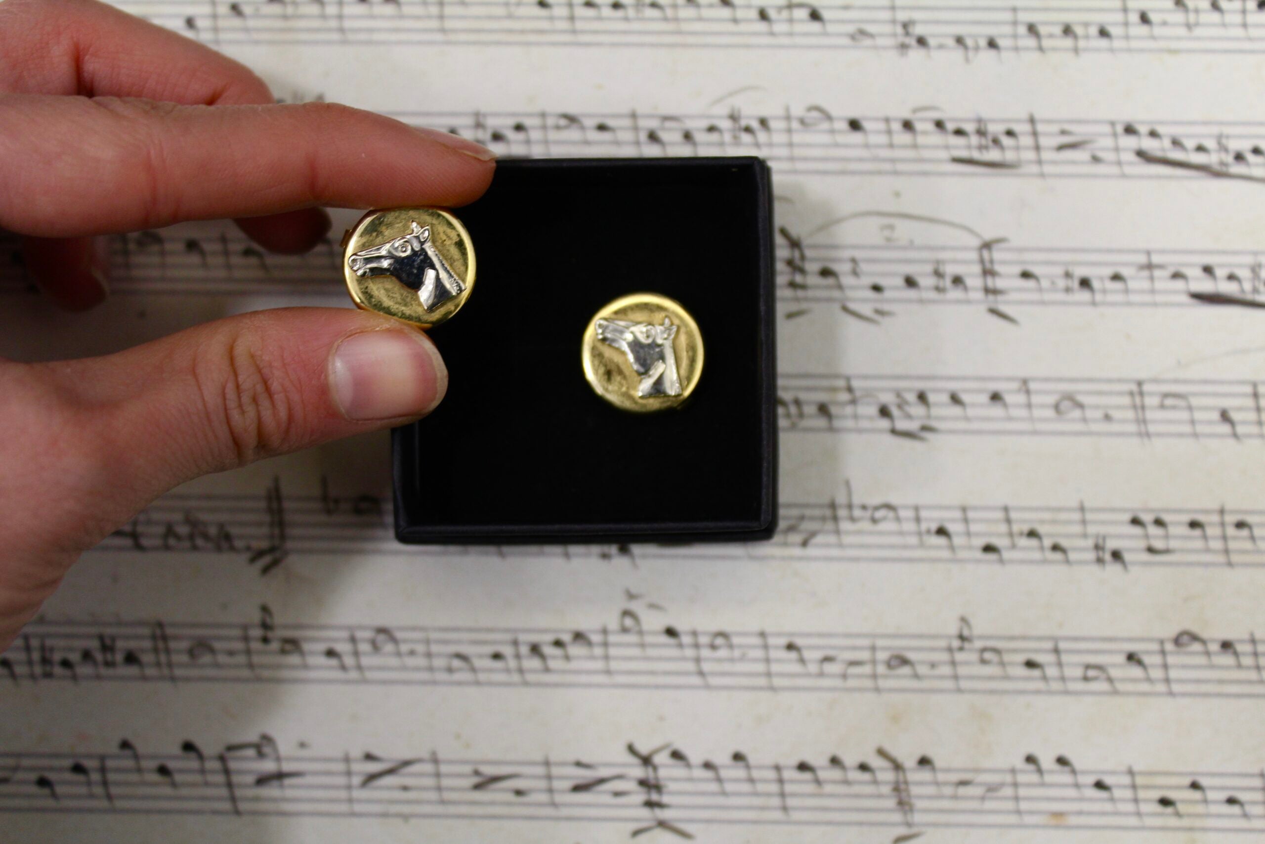 Gemelos Cubrebotones vintage franceses de caballos dorado y plateado