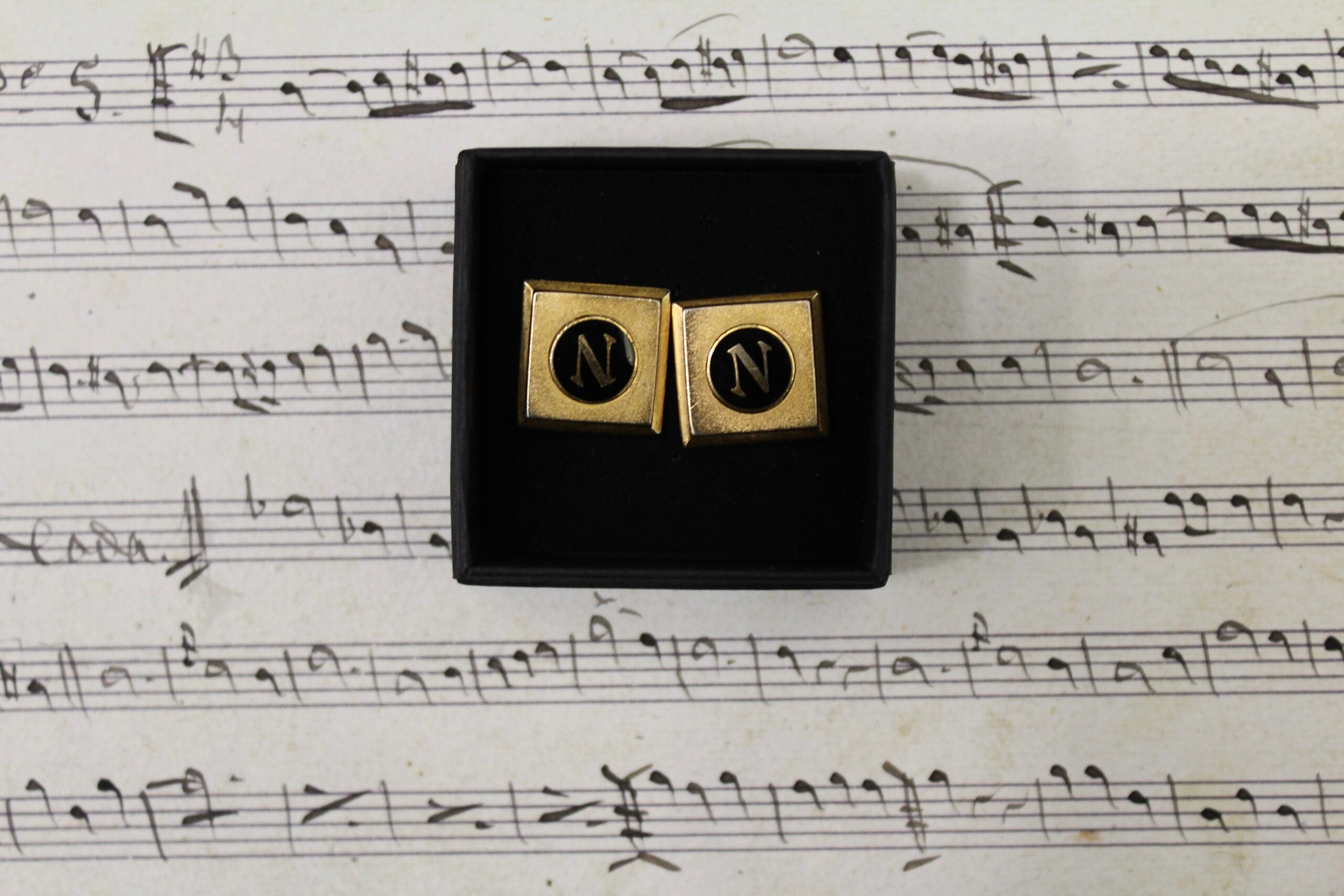 Gemelos vintage con la letra N