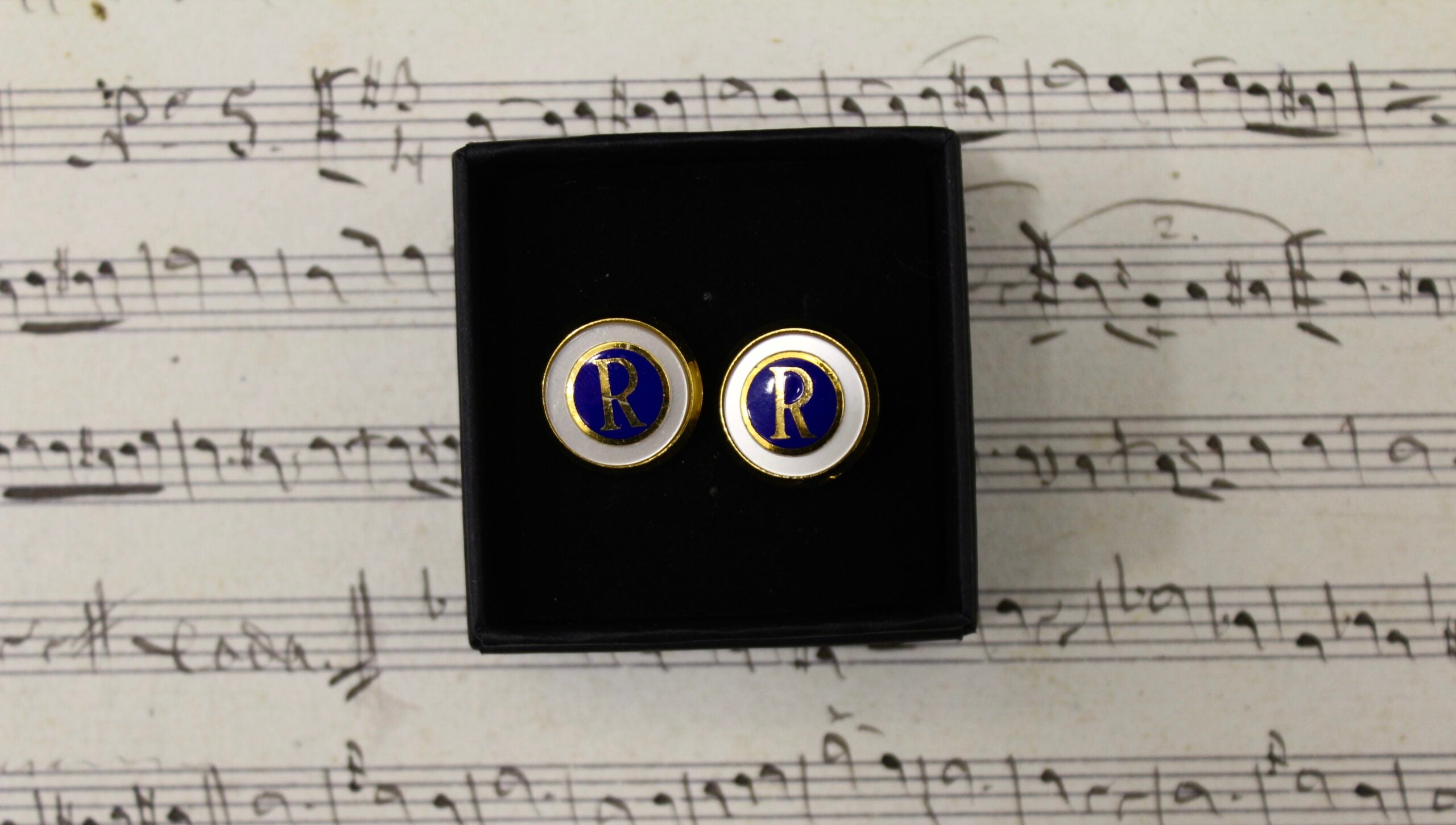 Gemelos vintage con la letra R