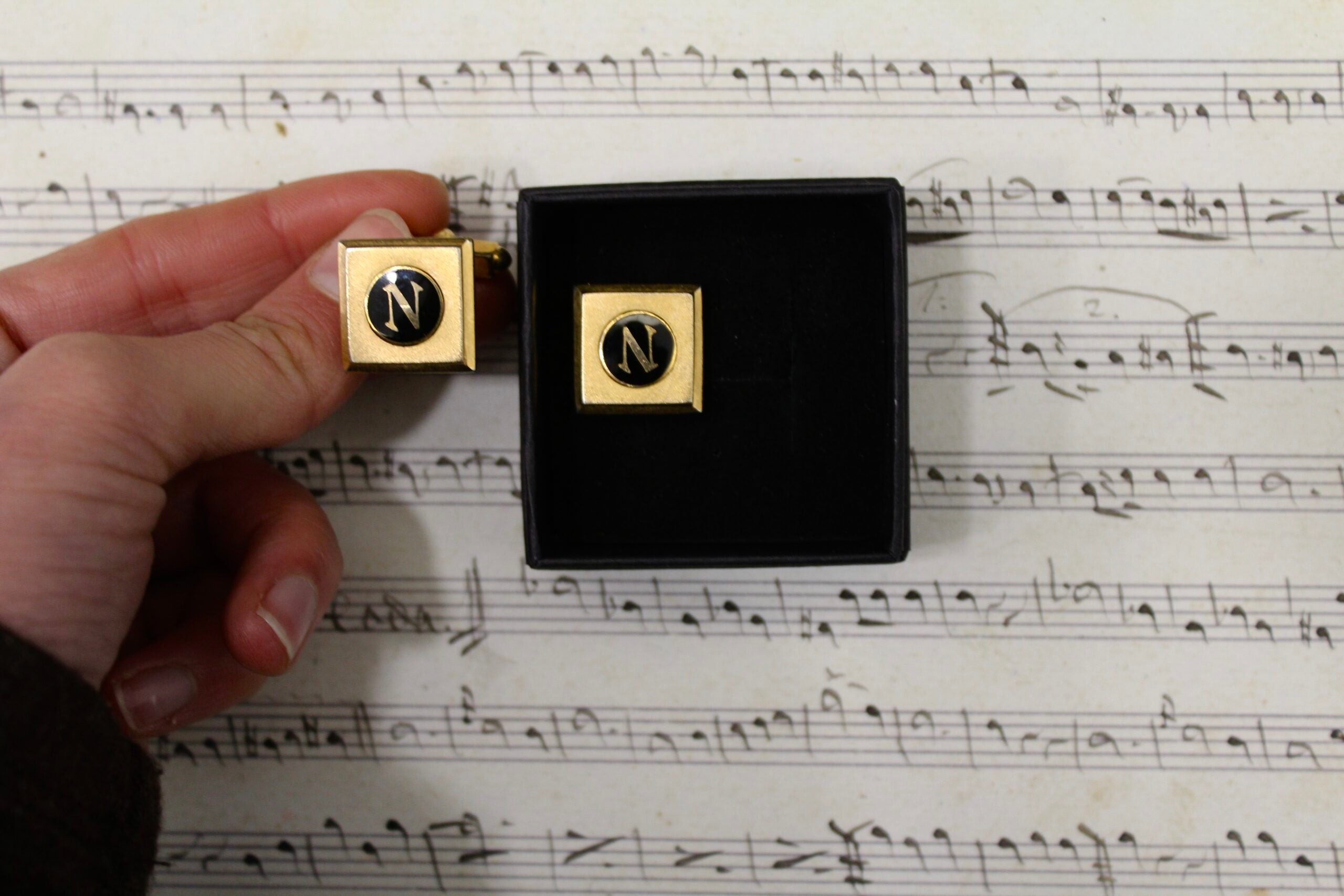 Gemelos vintage con la letra N