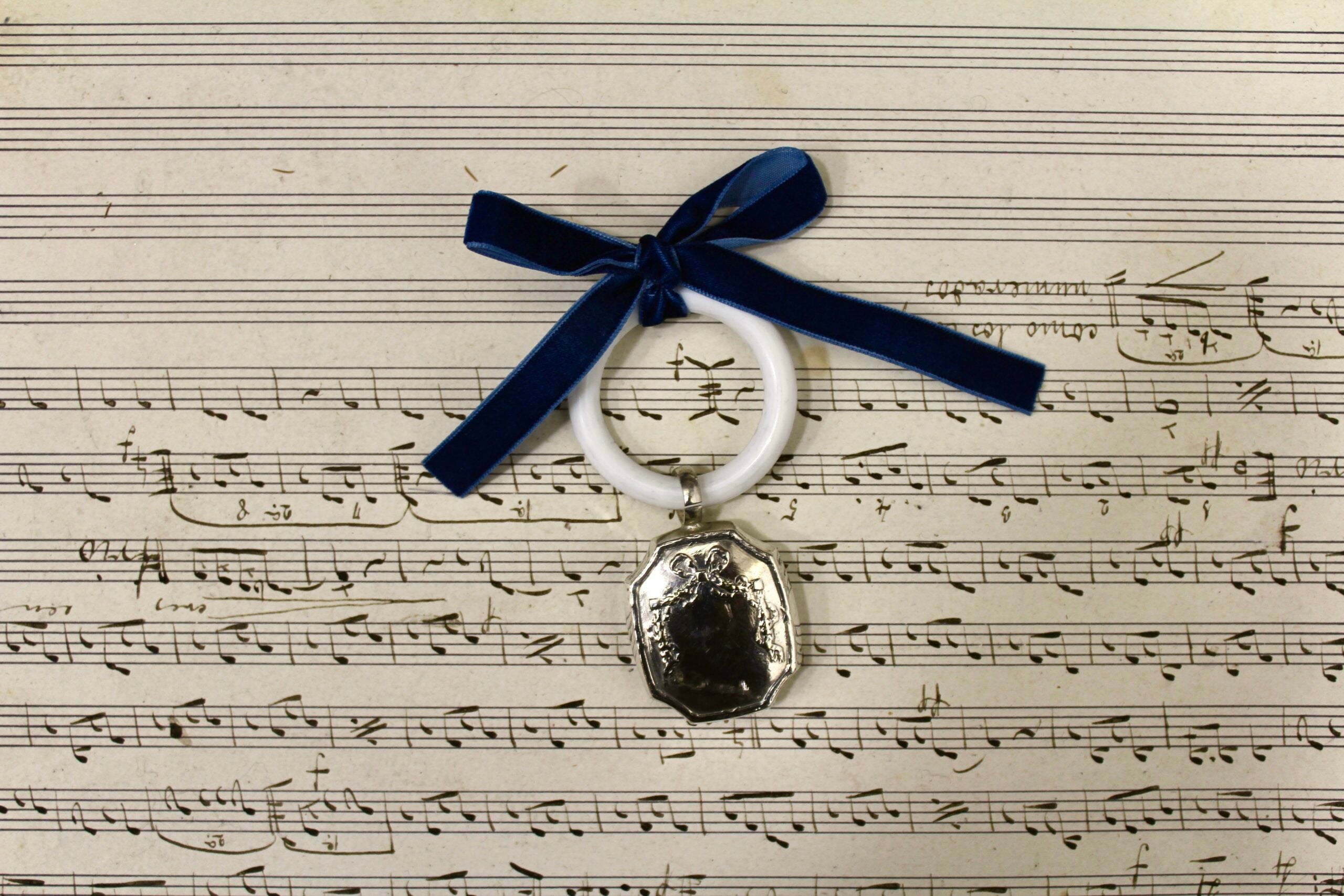 Sonajero vintage de pieza clásica grabada - Lazo de color personalizable